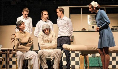 Rebellion gegen die Willkür, auch im Angesicht physischer Gewalt: McMurphy widersetzt sich Schwester Ratched: (von links) Rupert Zaiser, Oscar Krull, Elias Hall, Lorenz Mitterer, Philipp Knauß und Enya Maier. Foto re