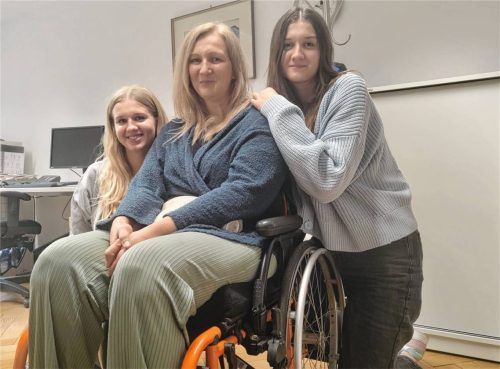 Regina Mittermair (Mitte) mit ihren Töchtern Julia (links) und Sarah (rechts). Foto Huber