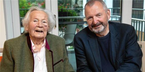 Reich an Erfahrung: Jubilarin Magdalena Nenninger mit Gratulant und Drittem Bürgermeister Martin Aufenanger. Foto berger