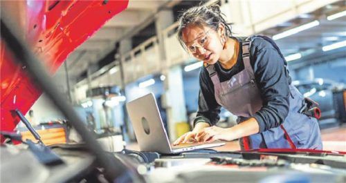 Reparaturen werden immer teurer: Arbeitslohn und Ersatzteile kosten beim Werkstattbesuch mehr Geld. Foto IMAGO