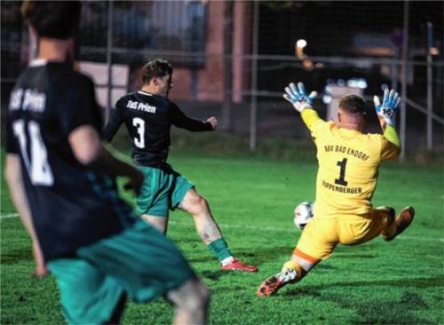 Rettungstat von Endorfs Torhüter Tobias Pappenberger gegen Julian Müllinger, der mit Prien aber dennoch die Punkte im Derby holte.Foto Christian Mühlhofer