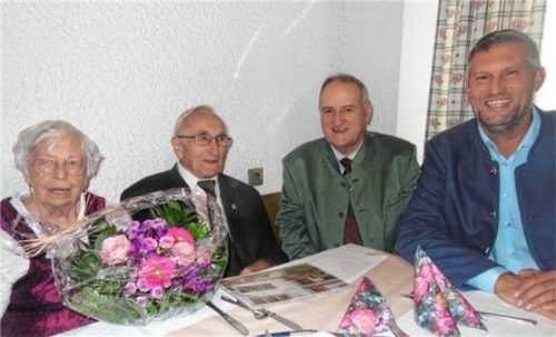 Rosa und Hubert Lohr (von links) feierten mit Bürgermeister Alfred Lantenhammer und Drittem Bürgermeister Reinhard Obermeier. Foto angermeier