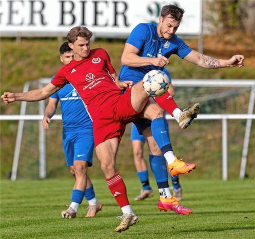 Rosenheims Michael Summerer (in Rot) ist bei diesem Zweikampf vor Freilassings Daniel Aschauer am Ball.Foto Hans-Joachim Bittner