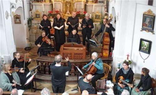 Roswitha Schmelzl (Sopran), Melanie Arnold (Alt), Hermann Oswald (Tenor), Thomas Hamberger (Bass) und das Cantate Ensemble unter der Leitung von Andreas Legath (von links). Foto füchtner