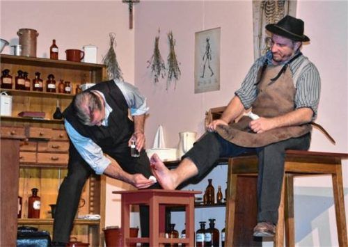 Rudi Durst (links) ist Bader-Arzt, Friseur und Seelsorger in einer Person. Fotos Schlecker