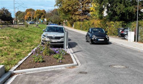 Rund zwei Millionen Euro hat die Stadt in den Ausbau und die Verkehrsberuhigung der Ghersburgstraße investiert. Parkplätze für Autos werden von Blumeninseln eingerahmt. Foto Kotter