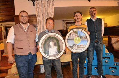 Scheiben für die Sieger: Schützenmeister Balthasar Wandinger krönte Xaver Schreiner zum Schützenmeister. Seine Scheibe ziert ein Abbild von König Ludwig. Die Jubiläumsscheibe gewann Christian Aigner. Bürgermeister Stefan Kattari gratulierte. Foto  Eder