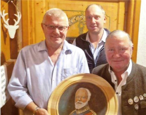 Scheibengewinner Bernhard Summerer, Schützenmeister Markus Bauer und Scheibenstifter Peter Staudenhöchtl. Foto privat