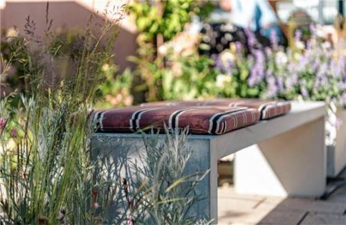 Schlichte Linien, robuste Anmutung: Die Betonbank integriert sich dezent ins Grün und bildet einen behaglichen Platz im Garten. Foto Mat Kovacic