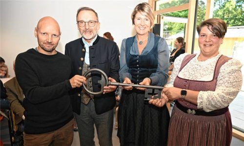 „Schlüsselübergabe“ mit (von links) Architekt Simon Bauer, Bürgermeister Olaf Kalsperger, Kita-Verbund-Leiterin Manuela Müller und Kita-Leiterin Katrin Sitz.Fotos Ruprecht
