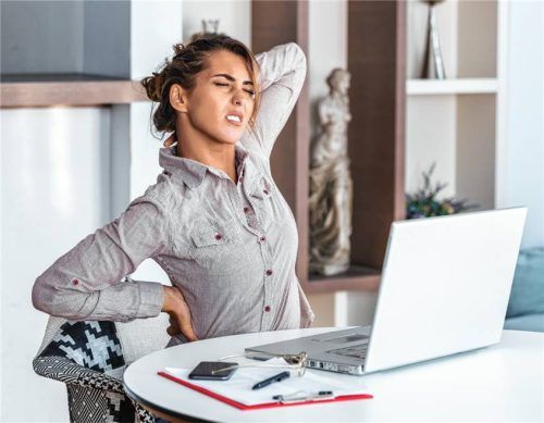 Schmerzen im Nacken durch eine falsche Haltung und zu wenig Bewegung: Die Experten der Schön-Klinik erklären, wie sich solche Schmerzen vermeiden lassen und was man tun kann, wenn Schmerzen auftreten. Foto AdobeStock