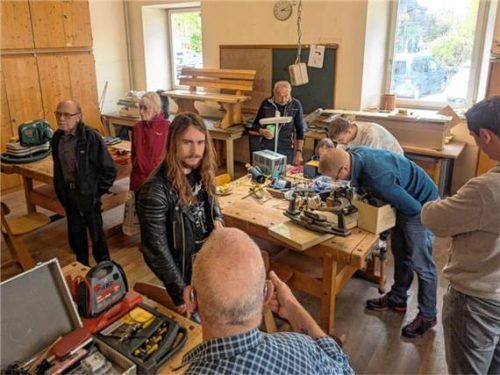 Schrauber zum Anfassen: Besucher können den Reparateuren beim Einsatz über die Schulter schauen. Foto Kneissl-Metz