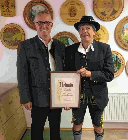 Schützenmeister Josef Bichler (links) mit dem neuen Ehrenschützenmeister Martin Voggenauer. Foto voggenauer