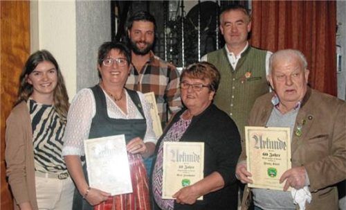 Schützenvorsitzende Andrea Oberbauer (links) und Schützenmeister Franz Oberbauer (hinten rechts) mit den geehrten Mitgliedern: (von links) Christine Maierhofer, Franz Lanzinger, Resi Zirnbauer und Ehrenschützenmeister Franz Süss. Foto einwang