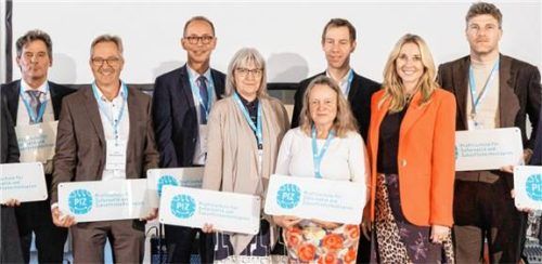 Schulleiter Alfred Hiermannsperger (Zweiter von links) bei der Verleihung der Plakette „Projektschule für Informatik und Zukunftstechnologien“ für die FOS/BOS Altötting mit Kultusministerin Anna Stolz (Zweite von rechts). Foto  Obermeier/stmuk
