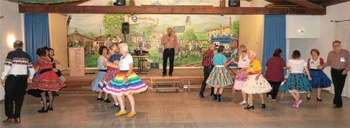 Schwungvoll geht es zu beim Square Dance der „Dancing Moor Lights“ – auf der Bühne Caller (Ansager) Andi, der die einzelnen Tanzfiguren vorgibt. Fotos baumann