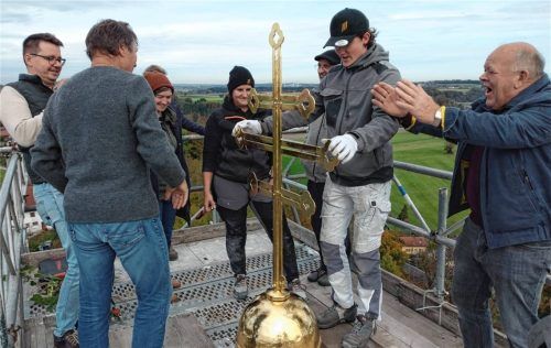 Seit Montag thront das goldene Kreuz wieder auf der Turmspitze der Pfarrkirche St. Leonhard. Fotos Penzkofer