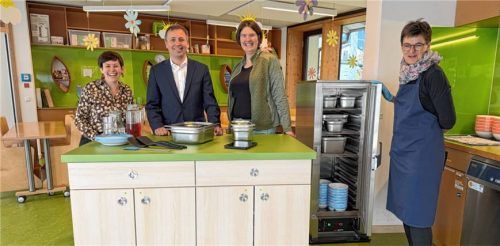 Setzen auf regionale und frische Küche: (von links) Teresa Hain, Sachgebietsleiterin Familie, Bildung und Generationen, Oberbürgermeister Dr. Christian Hümmer, Kitaleiterin Regina Enzinger und Christine Gnadl vom Hauswirtschaftsteam freuen sich über die neuen Möglichkeiten. Foto Stadt Traunstein/Daxenberger
