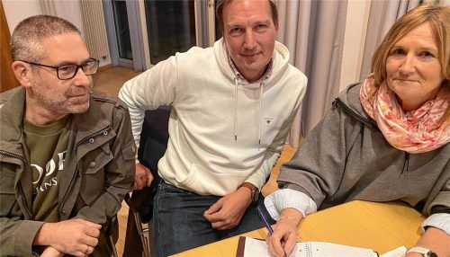 Sie berichten von Beleidigungen und der Androhung von Gewalt: (von links) die Anwohner Alexander Kraft, Sönke Steiner und Andrea Korsten, die sich jetzt an die Stadt mit der Bitte um Abhilfe gewandt haben. Foto Kotter