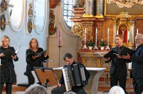 Sie bringen Bachs Polyphonie zum Klingen und Glühen: (von links): Kerstin Rosenfeldt, Priska Eser, Werner Rollenmüller, Andreas Hirtreiter. Am Akkordeon: Hans Maier.Foto janka