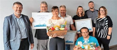 Sie freuen sich über 140 Jahre Mitarbeit bei den Stadtwerken (von links): Geschäftsführer Herbert Lechner, Martin Leitl, Natalja Becker, Franz Sachs, Alexander Merkel, Martina Lößl, Florian Trutzel (stellvertretender Betriebsratsvorsitzender) und Prokuristin Petra Wehrberger-Kalocik. Foto stadtwerke