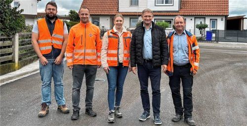 Sie freuen sich über die abgeschlossene Sanierung (von links): Bautechniker Lukas Krennleitner, Bauleiter Thomas Beham, Marina Hinkofer (Ingenieurbüro Behringer), Erster Bürgermeister Dr. Tobias Windhorst und Christian Kammerbauer. Foto stadt Töging