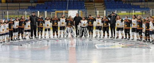 Sie stehen geschlossen zusammen: Die EHC-Bad-Aibling-Ladys starten in ihre Premierensaison in der Eishockey-Landesliga.Foto EHC Bad Aibling