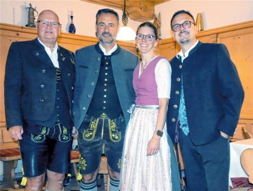 Sie tragen Verantwortung für den SV Bad Feilnbach und suchen junge Nachfolger: (von links) Vorsitzender Wolfgang Dostthaler, Schatzmeister Christian Seifert (kandidiert 2026 nicht mehr), Sabine Determeyer und der wiedergewählte Zweite Vorsitzende Christian Matschina. Foto strim