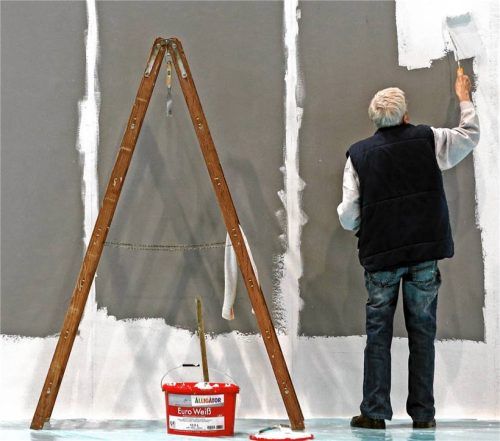 Sie verfügen über viel Berufserfahrung, finden aber trotzdem oft nicht so einfach eine neue Stelle: Die Arbeitsagentur appelliert an Betriebe, auch älteren Bewerbern eine Chance zu geben. Foto dpa