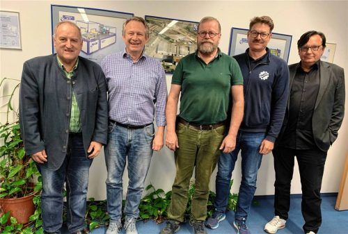 Sie wollen die revolutionäre Energiespeicherung auch in den Landkreis Mühldorf bringen: (von links) Schönbergs Bürgermeister Alfred Lantenhammer, Christian Bürger (Referent für erneuerbare Energien und nachwachsende Rohstoffe des BBV, München-Rosenheim), Georg Tränkl (Erfinder der reversiblen Druckluftanlage), Tillmann Rosch (Geschäftsführer der Firma MBM Mühldorf) und Professor und Diplom-Ingenieur Georg Sahner (Energieversorgungsplaner für kleine Gemeinden oder Stadtteile, Stuttgart). Foto Alfred Lantenhammer