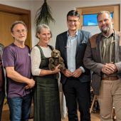 <p>Sie würdigen die Arbeit von 50 Jahre Bund Naturschutz in Mühldorf (von links): Landesbeauftragter Martin Geilhufe, Landtagsabgeordneter Markus Saller, Kreisvorsitzender Dr. Andreas Zahn, Zweite Kreisvorsitzende Doris Anzinger-Pohlus, Landrat Max Heimerl, Landtagsabgeordneter Sascha Schnürer und Regionalreferentin Annemarie Räder. Foto zahn</p>