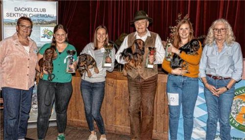 Sieger auf vier Pfoten: (von links) Zuchtwartin Stephanie Diepers, „Amira vom Duringveld“, Simone Hummel aus Grabenstätt, „Foxy od Jana Huberta“, Janina Röslmair aus Bruckmühl, „Gitano vom Auglweiher“, Besitzer Familie Mandlik, „Donna-Elisabeth vom Hummelfeld“, Bianca Reiprich sowie Zuchtrichterin Dr. Anne Posthoff.