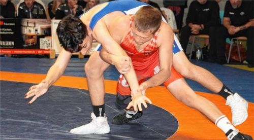 Siegringer beim TV Traunstein: David Dik (rotes Trikot) ist bisher ungeschlagen.Foto Wittenzellner