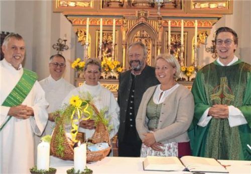 Simon Frank (links) dankten Gemeindeassistent Wolfgang Langsenlehner, Gemeindereferentin Elvira Hillenbrand, die Pfarrgemeinderatsvorsitzenden Peter Winklmaier und Roswitha Schuster und Pfarrer Andreas Kolb. Foto albersinger