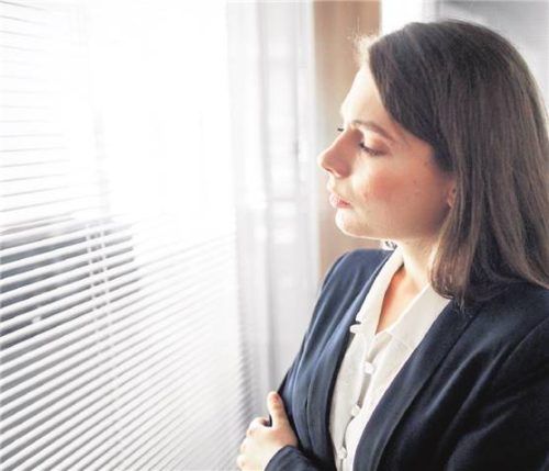 Sind die Kollegen schwierig oder ich? Ein ehrliches Hinterfragen kann Spannungen lösen und so für mehr Offenheit im Team sorgen. Foto KLAUS-DIETMAR GABBERT/DPA-TMN