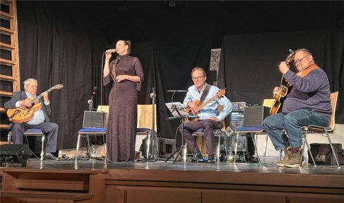 Sinti-Jazz mit (von links) Bobby Falta, Melanie Bong, Patrick Scales und Lancy Falta. Foto :Tom Nowotny)