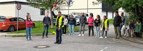 So geht es: Polizeioberkommissar André Pust (Mitte) zeigt den Freiwilligen die richtige Technik.Foto  re