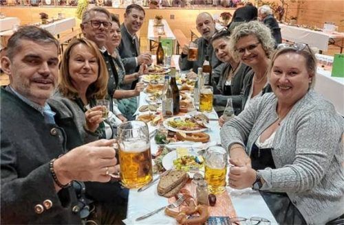 So ließ es sich beim Törggelen aushalten: reichlich belegte Brotzeitteller, Bier, Wein und beste Gesellschaft. Foto stettner
