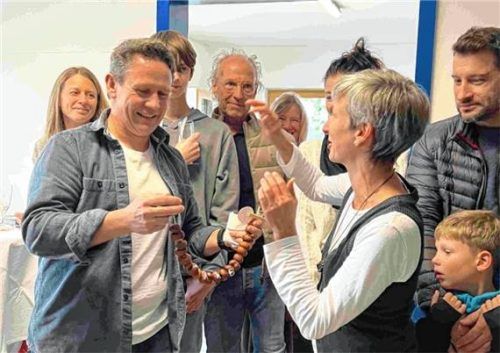 Sogleich fand die erste Essensausgabe statt – mit großer Begeisterung bei den Kindern. Im Gespräch: Markus Hofer von Byodo und Christina Sellner vom Küchenteam. Foto FUHRMANN