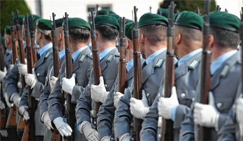 Soldaten der Bundeswehr stehen für eine Zeremonie in einer Reihe. Foto dpa