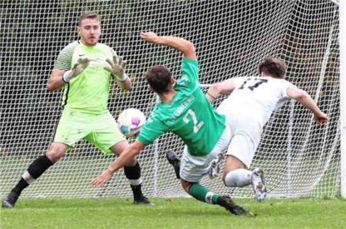 Spannende Szene vor dem Emmeringer Tor, aber Tüßlings Frank Tkaczyk (in weiß) verpasst.Foto Gabi Zucker