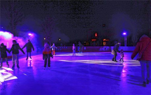 Spaß auf Glatteis: Ab Mitte November lädt die mobile Kunsteisfläche Groß und Klein zum Eislaufen ein. Dazu gibt es ein buntes Programm für alle Generationen.Foto markt Prien