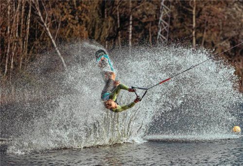 Spektakuläre Tricks zeigt Wasserski-Talent Kay Strohmeyer auf dem Wasser. Der 18-Jährige hat in diesem Jahr eine unglaubliche Titelbilanz.Foto privat