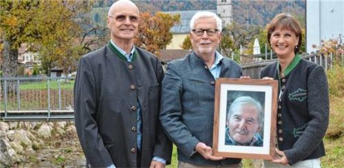 Spendenübergabe: (von links) Andreas Hess, Vorsitzender der Bürgerhilfe Bergen, nahm dankend 5000 Euro von Peter Schimpf, dem Vorsitzenden der Georg-Johannes-Hipp-Stiftung, gemeinsam mit Zweiter Bürgerhilfe-Vorsitzenden Daniela Rett entgegen. Auf dem Foto zu sehen ist der 2020 verstorbene Georg Johannes Hipp.Foto Eder