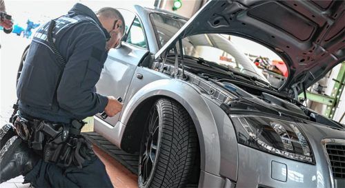 Speziell geschulte Polizisten führen in Rosenheim immer wieder Kontrollen durch. Foto dpa (Symbolfoto)