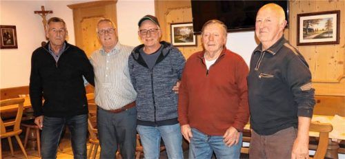 Spielleiter Johann Hingrainer mit den Siegern der neuen Senioren-Schafkopfsaison: Sepp Kray, Andi Höfer, Sebastian Kink und Schneider Korbinian Heiß (von links). Foto strim