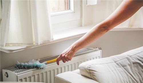 Staub und Schmutz mindern die Wärmeabgabe und sollten regelmäßig entfernt werden. Foto picture alliance/dpa/Christin Klose