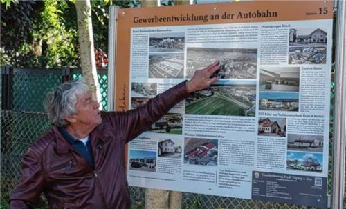 Stefan Grünfelder stellte die neue Tafel vor, auf der der Werdegang von sieben wichtigen Unternehmen erläutert ist. Die jüngsten Unternehmen am Standort werden darüber hinaus namentlich erwähnt.Foto becker