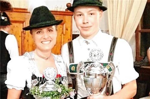 Stefanie Sattlberger und Quirin Stadler, Gewinner in den Aktivenklassen, mit ihren Pokalen.Foto Hötzelsperger