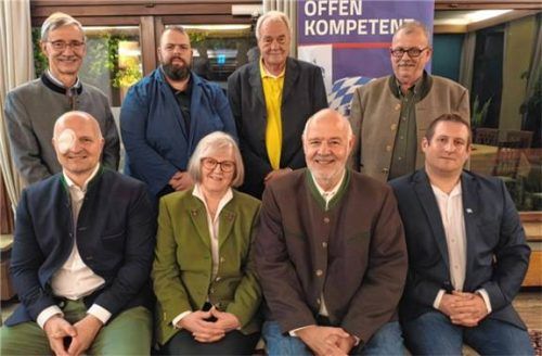Stellen sich zur Wahl: (stehend, von links) Professor Dr. Benno Weber, Maximilian Knezevic, Heinz Bennighoven und Ulrich Sibbers sowie (sitzend, von links) Andreas Maier, Margot Sibbers, Florian Weber und Florian Berghofer. Foto re